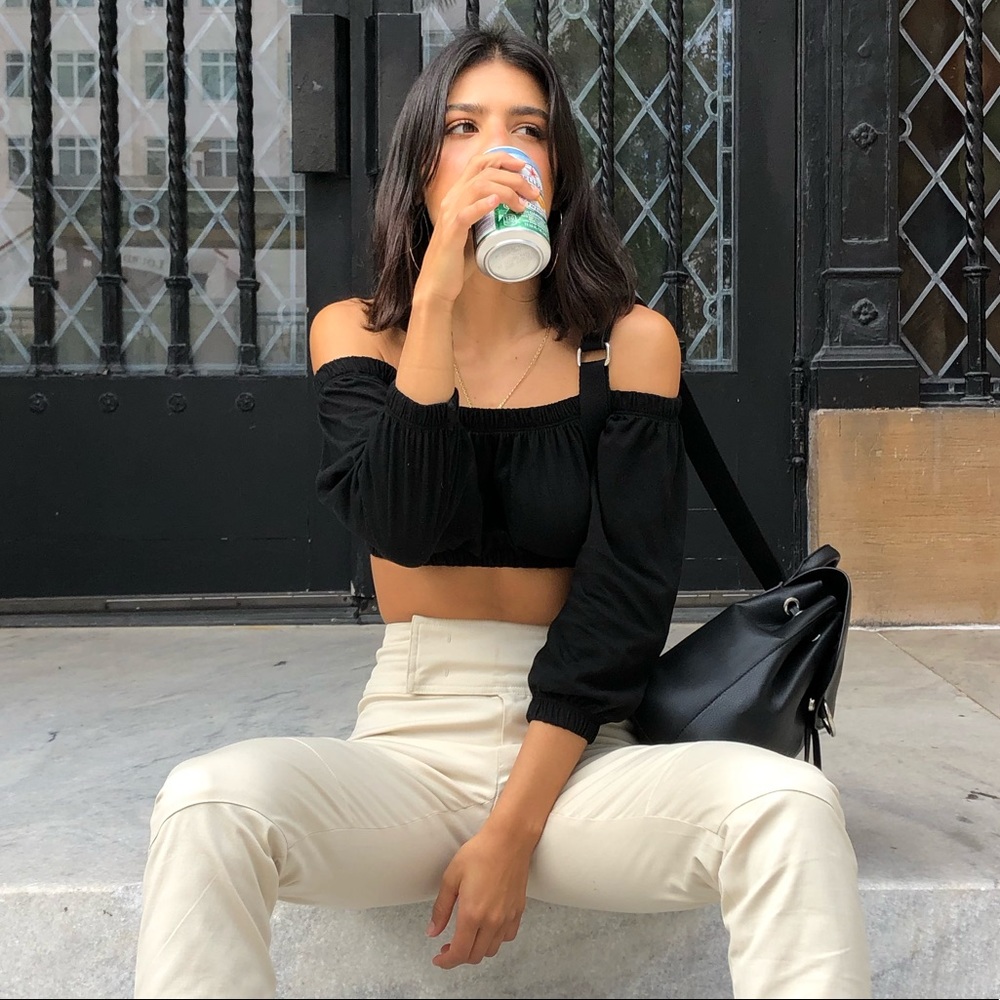 Off shoulders black crop